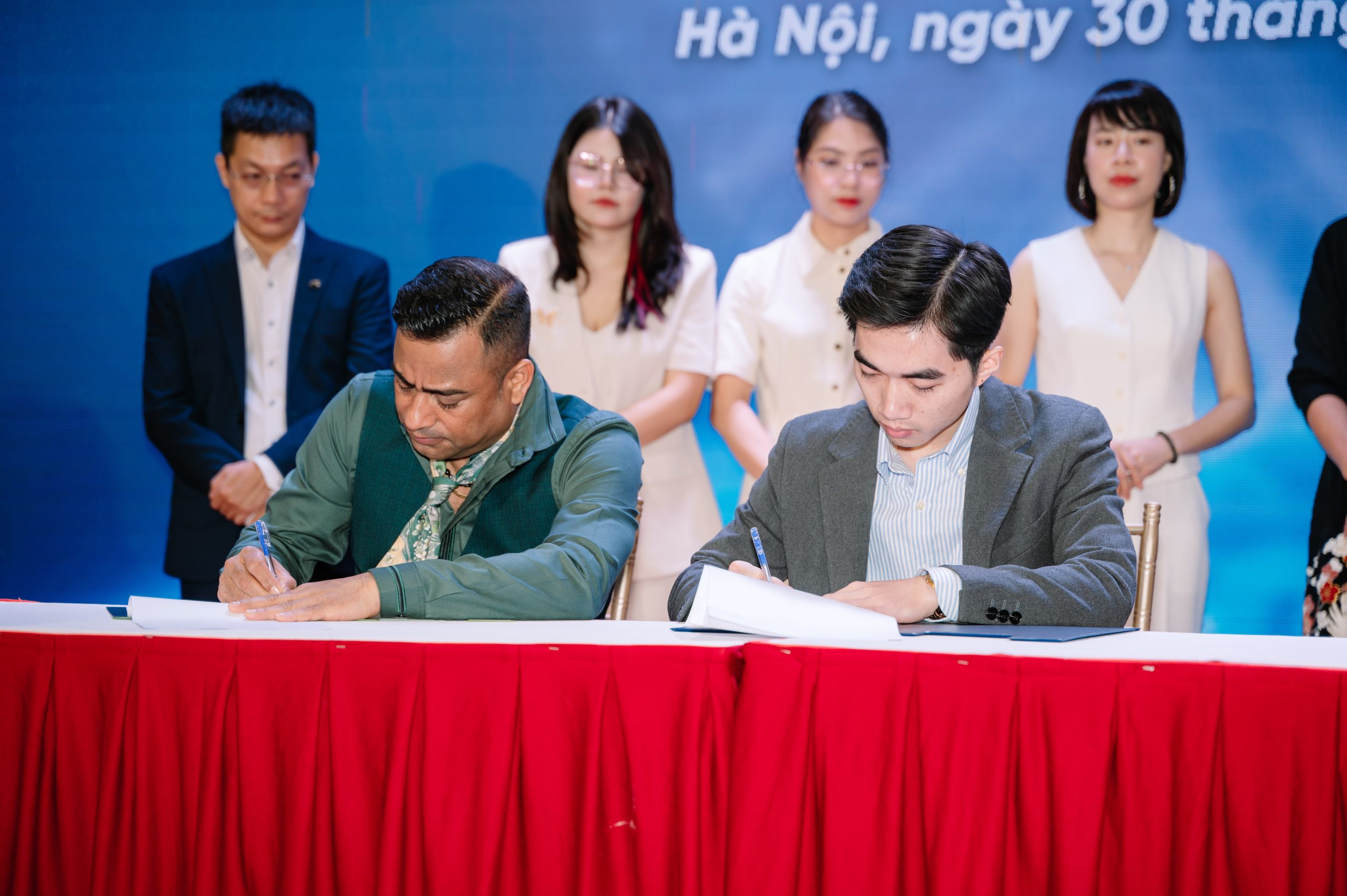 Giám đốc Akira Group kí kết hợp tác cùng đại diện Aishodo tại Việt Nam