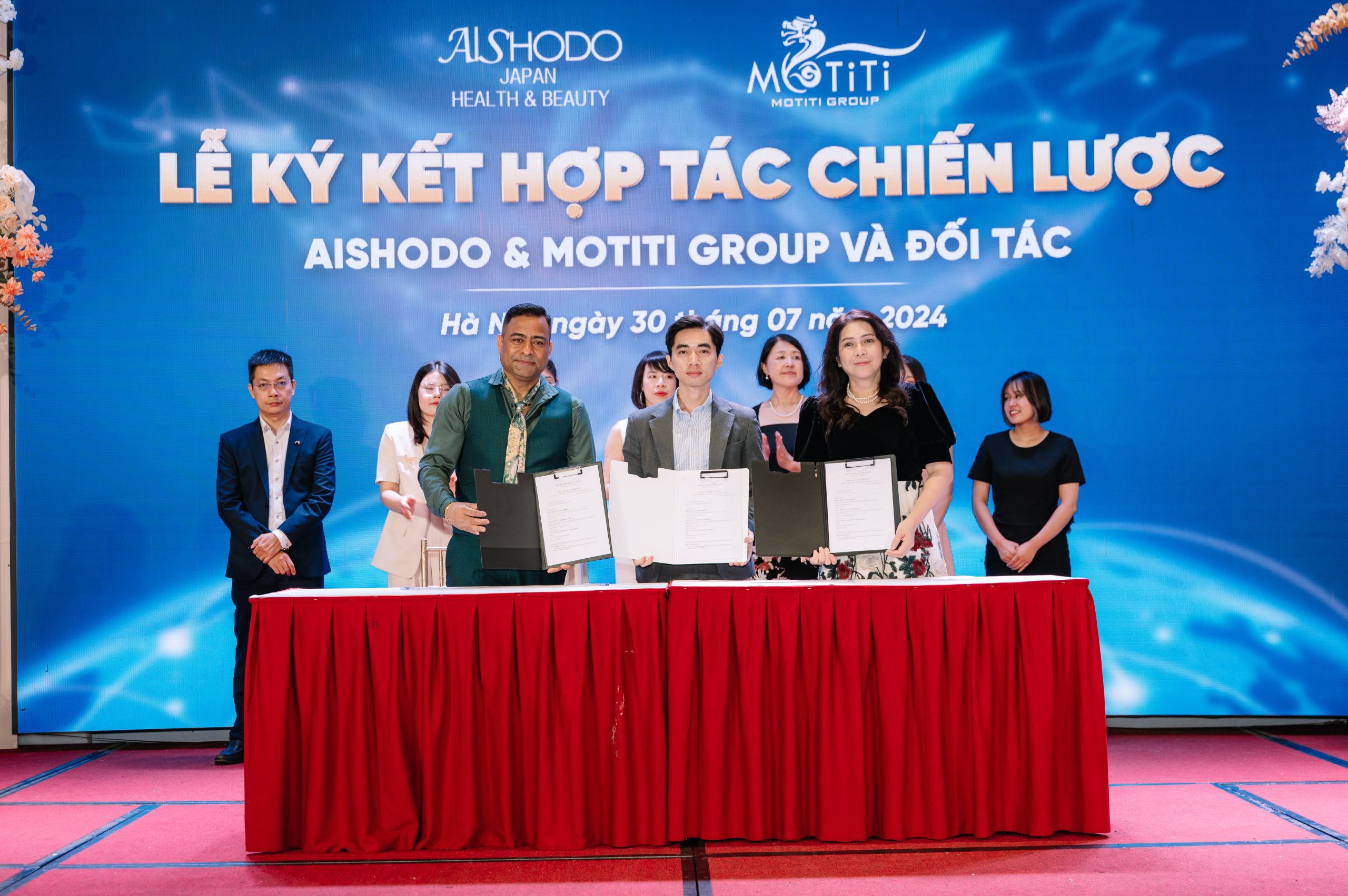 Giám đốc Akira Group kí kết hợp tác cùng đại diện Aishodo tại Việt Nam